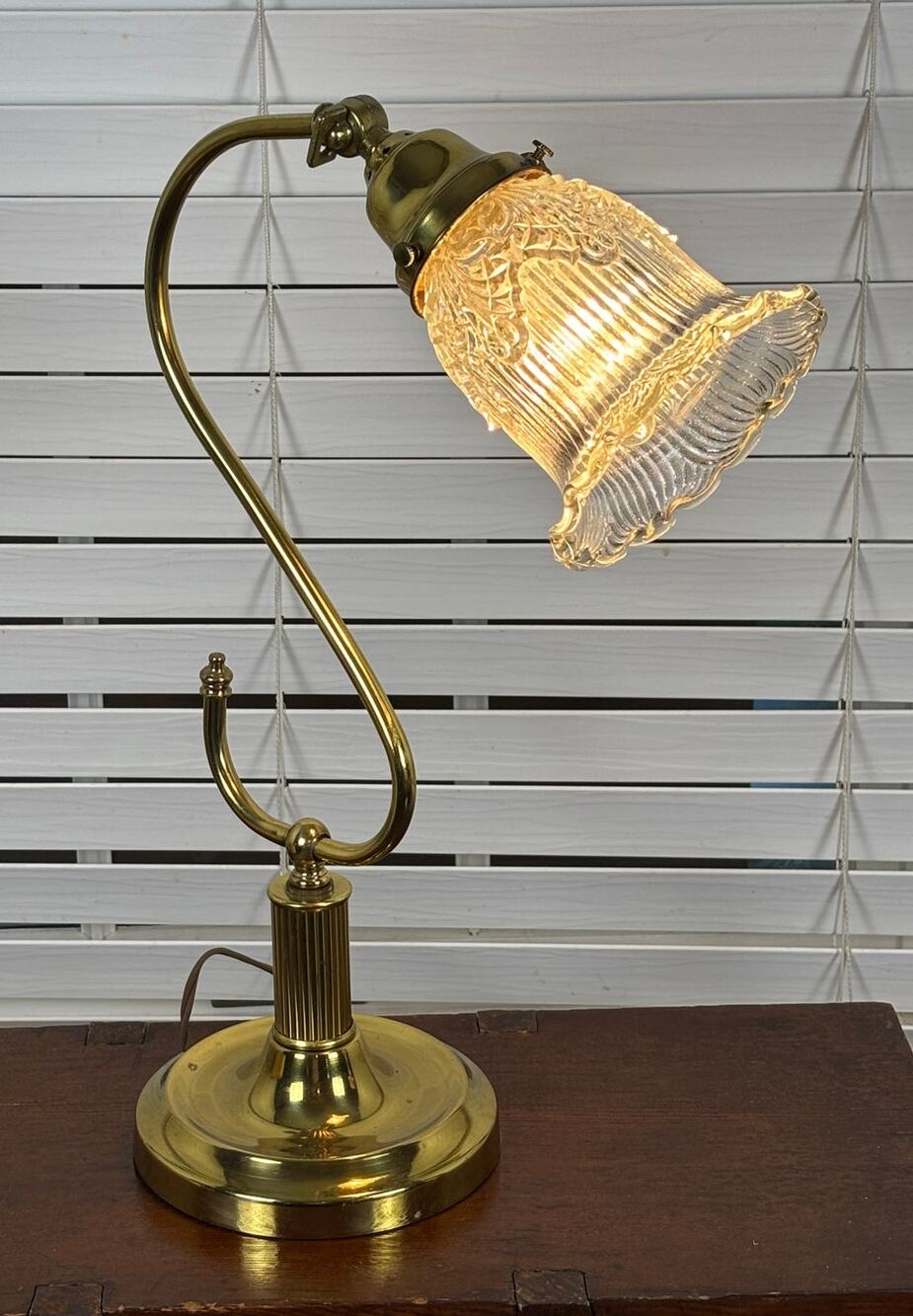 Vintage c. 1960s Brass Gooseneck Table Lamp Ornate Pressed Glass Shade MCM